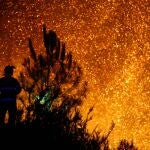 Un hombre observa el avance del fuego en A Pobra de Brollón, Lugo,