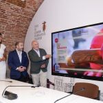 El alcalde de Valladolid, Jesús Julio Carnero, el presidente de la Junta de Cofradías de Semana Santa, Miguel Vegas, y la concejala de Turismo, Eventos y Marca Ciudad, Blanca Jiménez, presentan ‘Ruta de Pasiones’