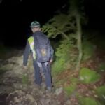 Uno de los agentes, durante el rescate