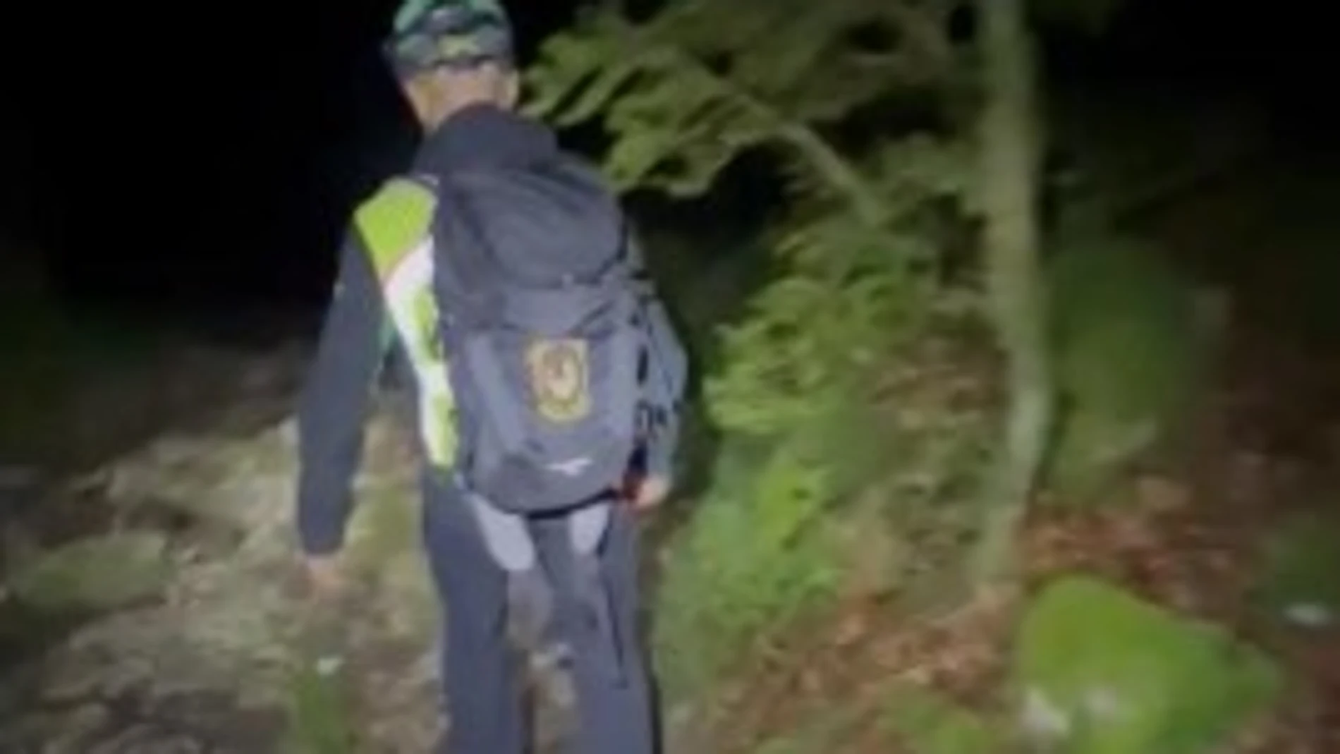 Uno de los agentes, durante el rescate