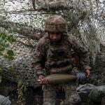 Un soldado ruso prepara un proyectil para lanzarlo contra posiciones rusas en Kostyantynivka (Donetsk) 