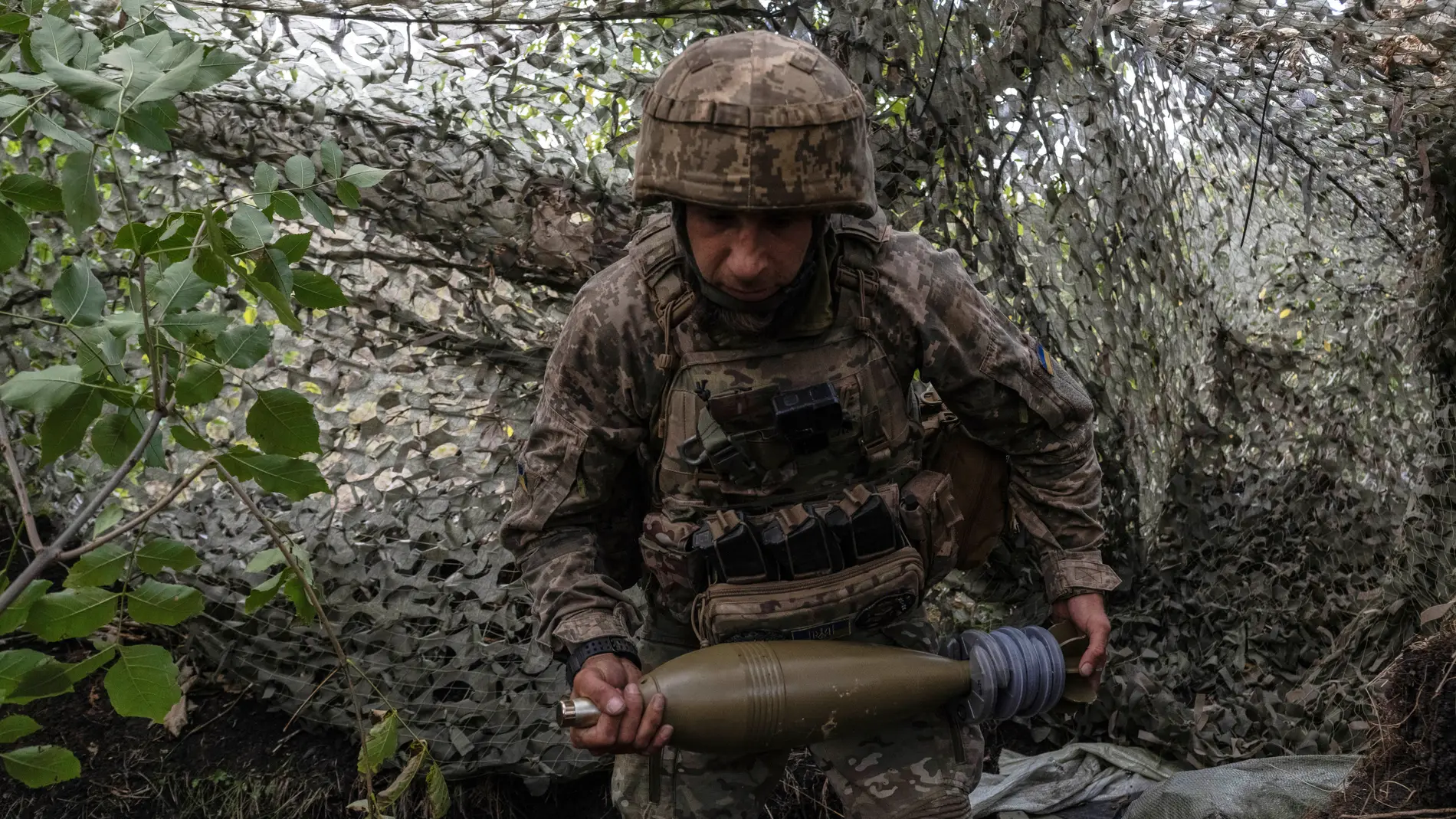 In this photo provided by Ukraine's 93rd Kholodnyi Yar Separate Mechanized Brigade press service, a soldier carries a shell to fire towards positions of Russian troops near Kostyantynivka in Donetsk region, Ukraine, Tuesday, Aug. 26, 2025. (Iryna Rybakova/Ukraine's 93rd Mechanized Brigade via AP)