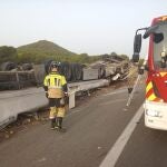 Herido un camionero de 61 años al sufrir un aparatoso accidente en la RM-15 a su paso por Bullas (Murcia)