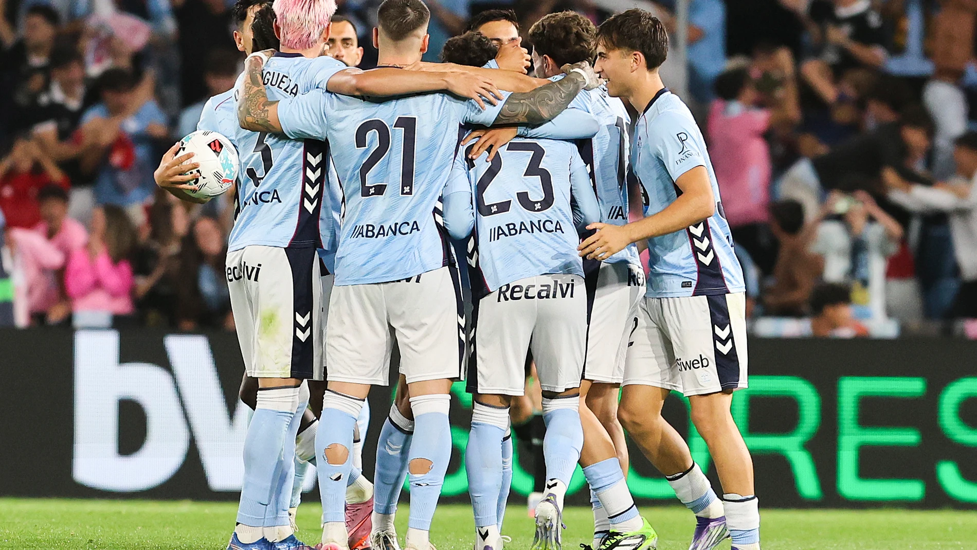 VIGO (PONTEVEDRA), 27/08/2025.- Los jugadores del Celta celebran tras marcar ante el Betis, durante el partido de LaLiga de fútbol que Celta de Vigo y Real Betis disputan este miércoles en el estadio de Balaídos. EFE/Salvador Sas