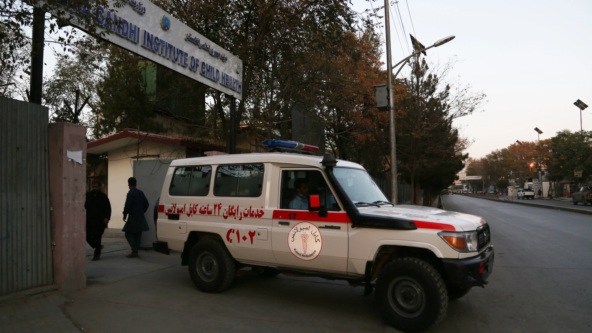(Foto de ARCHIVO) (211102) -- KABUL, Nov. 2, 2021 (Xinhua) -- An ambulance is seen near the attack site in Kabul, capital of Afghanistan, Nov. 2, 2021. At least 15 people have been killed and several others wounded in a terrorist attack on a military hospital in Kabul on Tuesday, a local TV channel reported. A bomb blast rocked near the military hospital in Kabul at around 1:00 p.m. local time followed by gunshots, said spokesman for the Interior Ministry Qari Sayed Khost, who didn't prov...