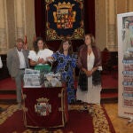 La presidenta de la Diputación de Palencia, Ángeles Armisén(D), acompañada de la diputada de Cultura, Carolina Valbuena(C); y los directores de Diario Palentino, Jorge Cancho(2I); y Norte de Castilla, Josune Olano(2D), realizan ante notario(I) el sorteo 'Los Toros desde el Burladero'