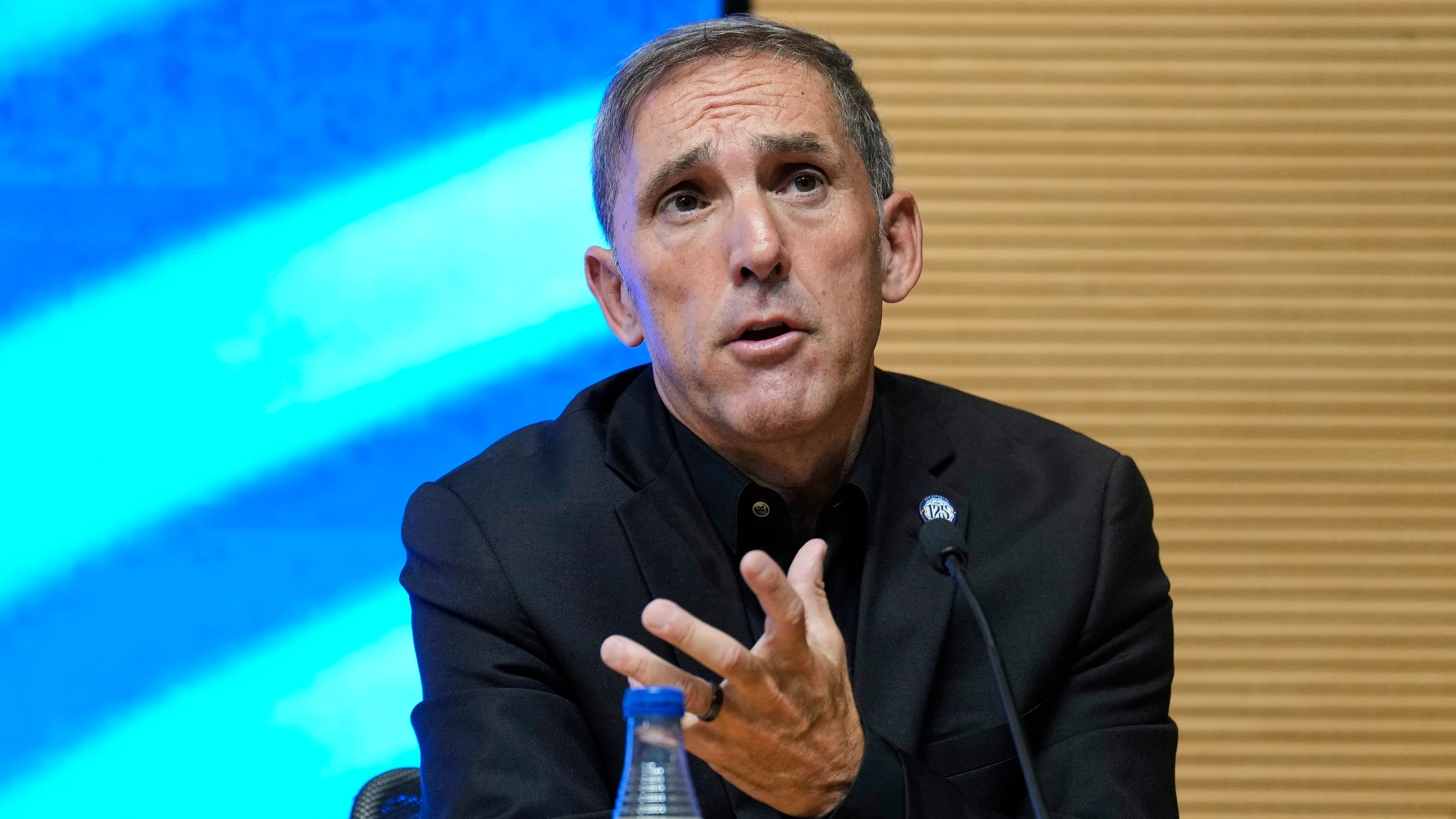 GRAFCAT1427. CORNELLÀ (BARCELONA) (ESPAÑA), 27/08/2025.- El alemán Clemens Riedel y el italoestadounidense Luca Koleosho , nuevos fichajes del Espanyol, fueron presentados este miércoles, en el RCDE Stadium, como futbolistas con hambre, juventud y futuro para el proyecto blanquiazul de la temporada 2025-26. En la imagen el director deportivo Fran Garagarza, durante el acto de presentación. EFE/ Alejandro García