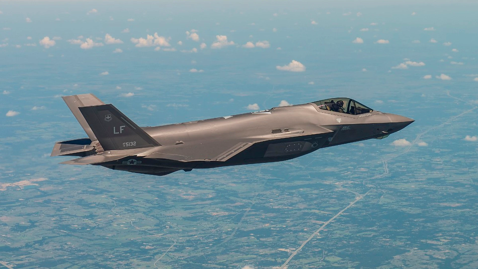 Avión de combate surcando el cielo durante un ejercicio militar