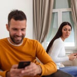Investigadores de Southampton advierten que ignorar a tu pareja por el teléfono puede generar conflictos y baja autoestima en personas vulnerables