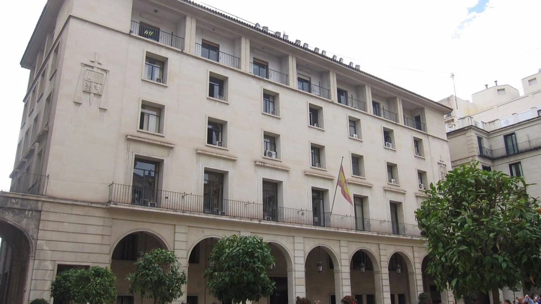 La Audiencia de Alicante condena a tres años de cárcel al patrón de una patera interceptada cerca del puerto