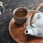 La hierba medicinal que muchos usan por las mañanas para mejorar la circulación y aliviar las várices