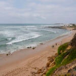 Diversas playas de Cádiz ondean la bandera roja por fuerte oleaje