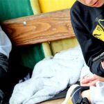 Adolescentes en un banco.