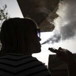 Una mujer usando una alternativa a los cigarrillos de combustión tradicionales