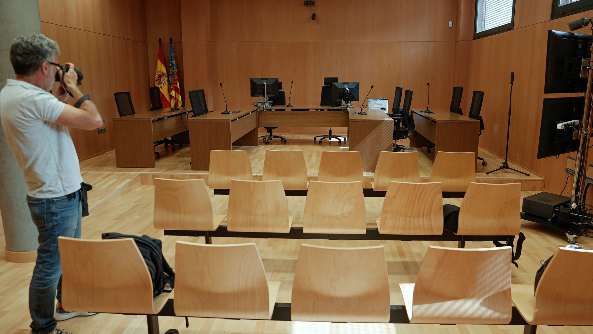 GRAFCVA9018. CATARROJA (VALENCIA), 27/08/2025.- La consellera de Justicia y Administración Pública, Nuria Martínez, visita los juzgados de Catarroja, reabiertos este mes tras haber sido asolados por la dana del 29 de octubre y uno de los cuales, el de Instrucción número 3, dirige la causa penal sobre la gestión de la catástrofe.