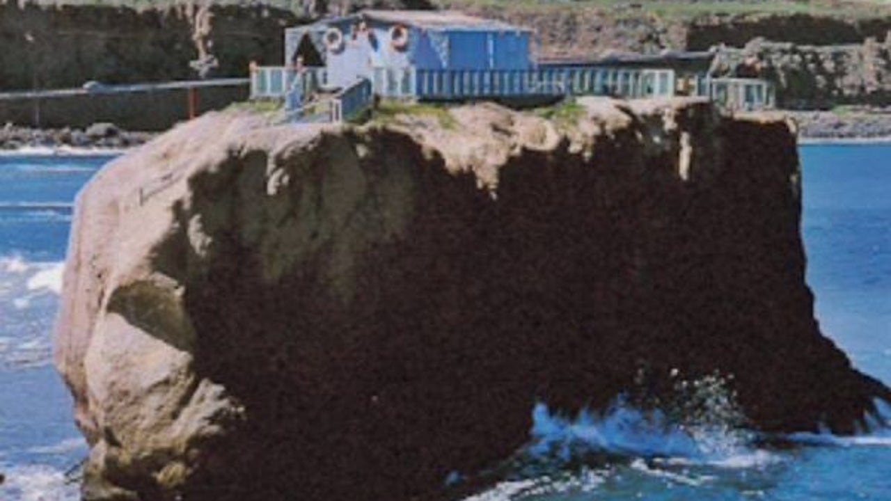 La casa más fotografiada de España: en una roca, rodeada de mar… y hoy enterrada