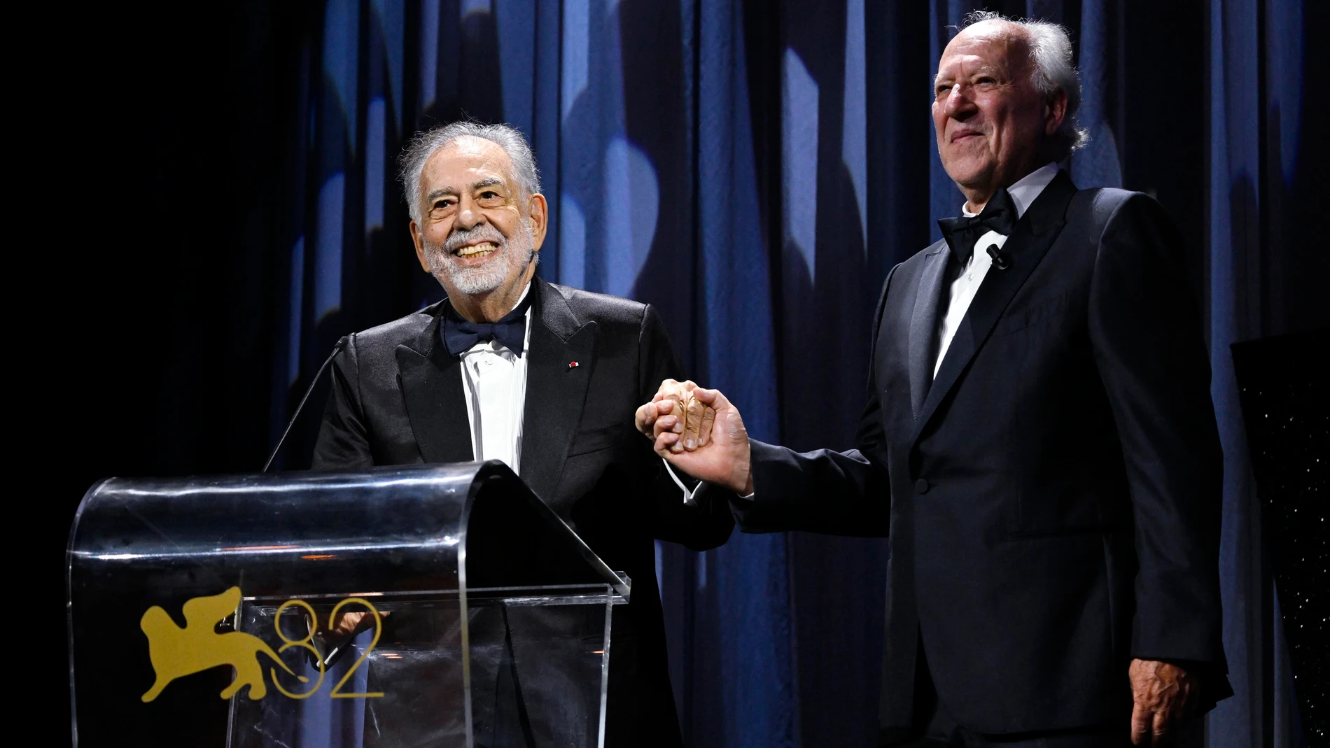 VENICE (Italy), 27/08/2025.- German director Werner Herzog (R) receives the Golden Lion for Lifetime Achievement from US director Francis Ford Coppola (L) at the 82nd annual Venice International Film Festival, in Venice, Italy, 27 August 2025. The film festival runs from 27 August to 06 September 2025. (Cine, Cine, Italia, Venecia) EFE/EPA/RICCARDO ANTIMIANI