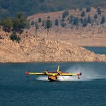 Medios aéreos luchan contra los incendios de León