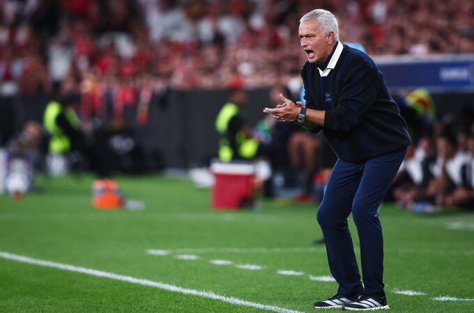 Jose Mourinho, durante el partido de vuelta de la previa de Champions ante el Benfica
