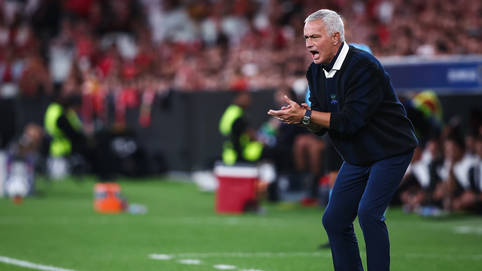 Lisbon (Portugal), 27/08/2025.- Fenerbahce's head coach Jose Mourinho gestures during the UEFA Champions League play-offs second leg soccer match between SL Benfica and Fenerbahce SK, in Lisbon, Portugal, 27 August 2025. (Liga de Campeones, Lisboa) EFE/EPA/RODRIGO ANTUNES