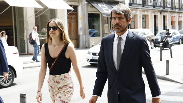 Ernest Urtasun, ministro de Cultura, llegando a la capilla ardiente de Manuel de la Calva