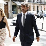 Ernest Urtasun, ministro de Cultura, llegando a la capilla ardiente de Manuel de la Calva