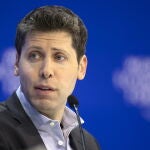 Demandan a OpenAI y a Sam Altman por papel de ChatGPT en suicidio de adolescente en EE.UU.