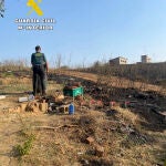 Un agente de la Guardia Civil investiga en el lugar en el que se pudo iniciar el incendio de Molinaseca