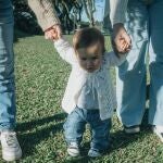 Primeros pasos del bebé: guía para elegir el calzado ideal cuando empieza a caminar