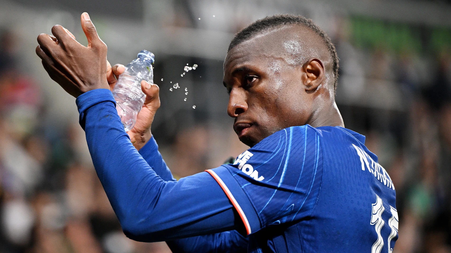 (Foto de ARCHIVO) FILED - 28 May 2025, Poland, Wroclaw: Chelsea's Nicolas Jackson applauds the fans as he leaves the pitch as a substitute during the UEFA Conference League final soccer match between Real Betis and Chelsea at Tarczynski Arena. Photo: Rafal Oleksiewicz/PA Wire/dpa 28/05/2025 ONLY FOR USE IN SPAIN