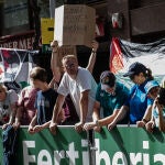 Concentración contra la participación de Israel PT en La Vuelta Ciclista a España en Figueres (Girona)