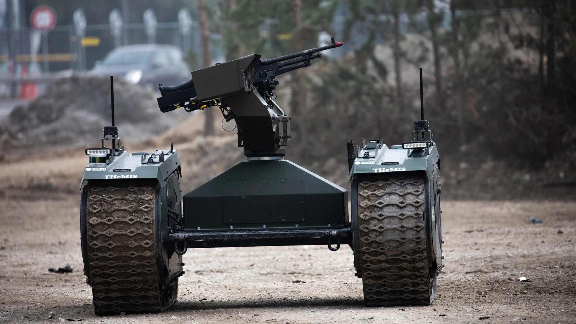 Aparece un vehículo con orugas y en su parte superior un arma automática