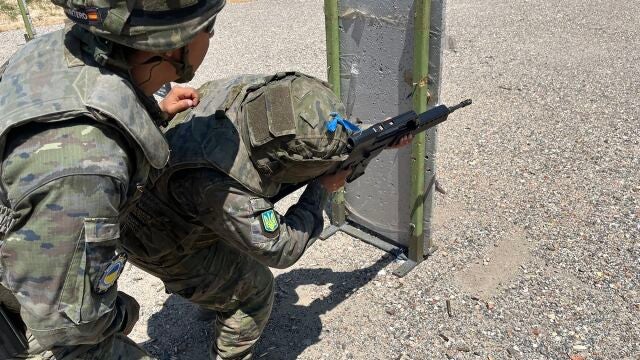 Soldados ucranianos y españoles unen fuerzas para afianzar las habilidades de los militares de Ucrania Soldados ucranianos y españoles unen fuerzas para afianzar las habilidades de los militares de Ucrania