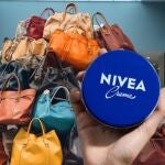 ¿Sabías que la crema Nivea de lata azul puede revivir tus bolsos?