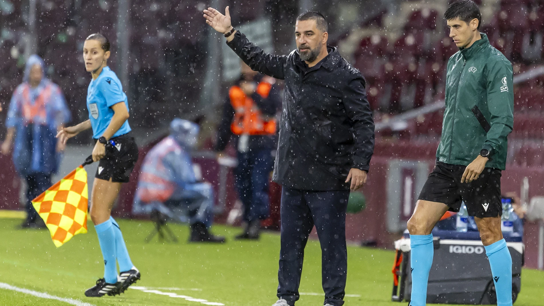 Geneva (Switzerland), 28/08/2025.- Shakhtar Donetsk's head coach Arda Turan gestures during the UEFA Europa Conference League play-offs 2nd leg soccer match between Servette FC and FC Shakhtar Donetsk, in Geneva, Switzerland, 28 August 2025. (Suiza, Ginebra) EFE/EPA/SALVATORE DI NOLFI