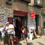 Un rincón para pedirle al Universo: la tienda madrileña donde los deseos cuelgan del aire