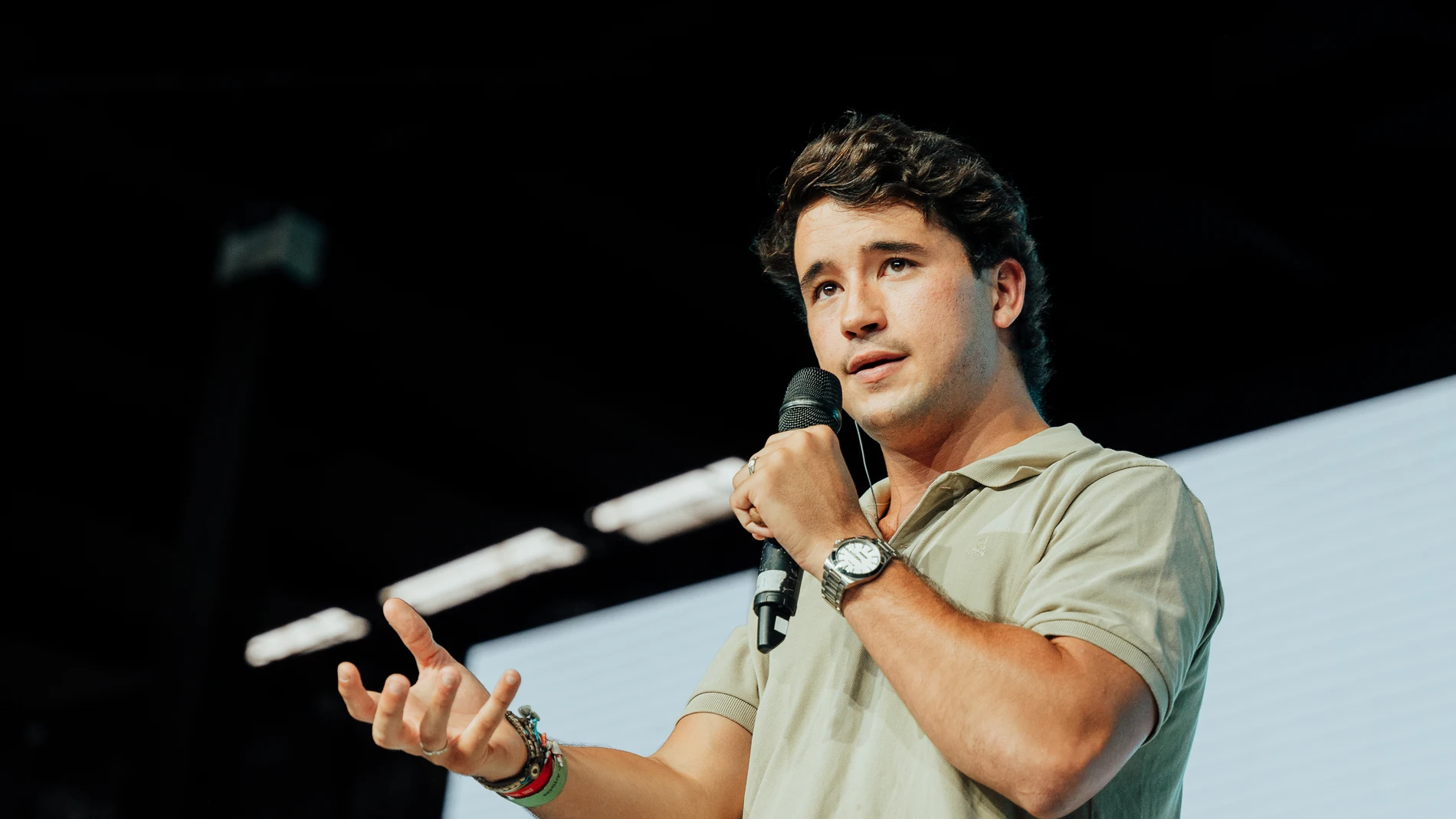 Quique Mira: «Pasé de llenar discotecas a llenar parroquias de jóvenes»