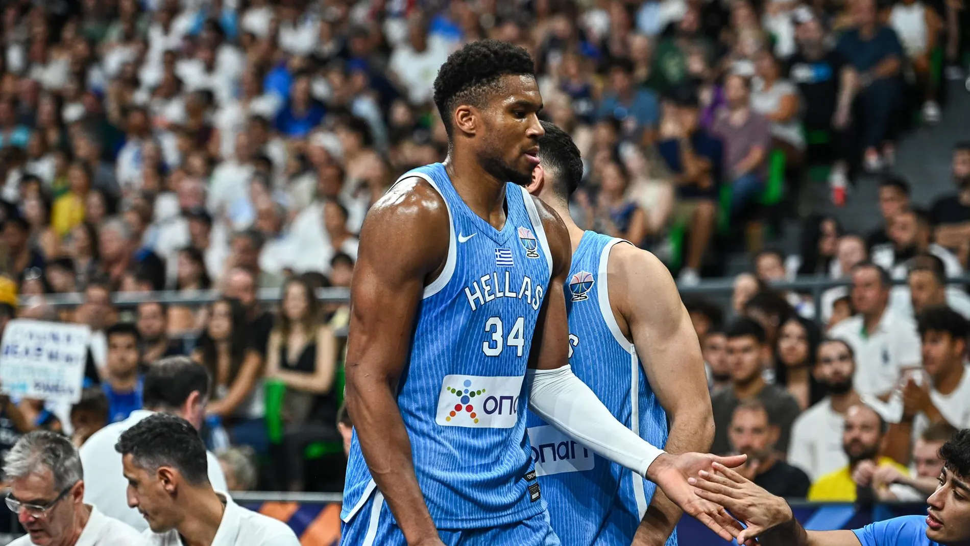 Baloncesto/Eurobasket.- (Crónica) Giannis Antetokounmpo eleva a Grecia contra Italia en el grupo de España