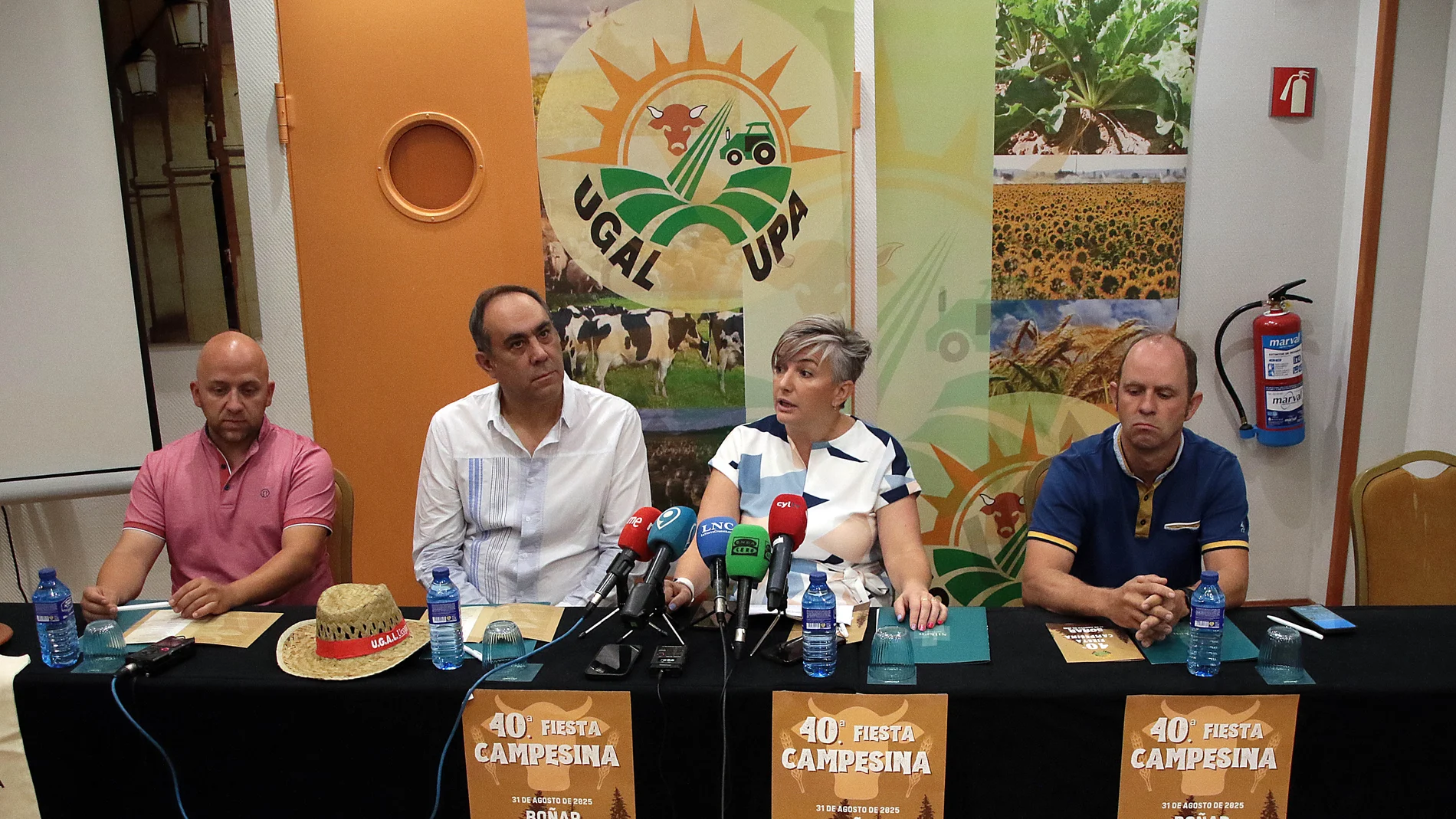 La secretaria general de la Unión de Agricultores y Ganaderos de León, Sonia Castro, presenta una nueva edición de la Feria Campesina de Ugal, acompañada por el secretario de Organización, Valentín Martínez, el secretario de Ganadería, David Rodríguez ,y el alcalde de Boñar, Pepe Villa