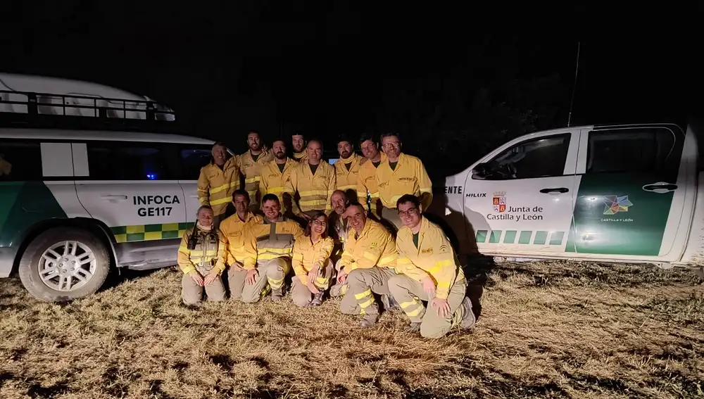 Miembros de Infoca de Andalucía colaboran en la extinción del incendio de Barniedo de la Reina (León)