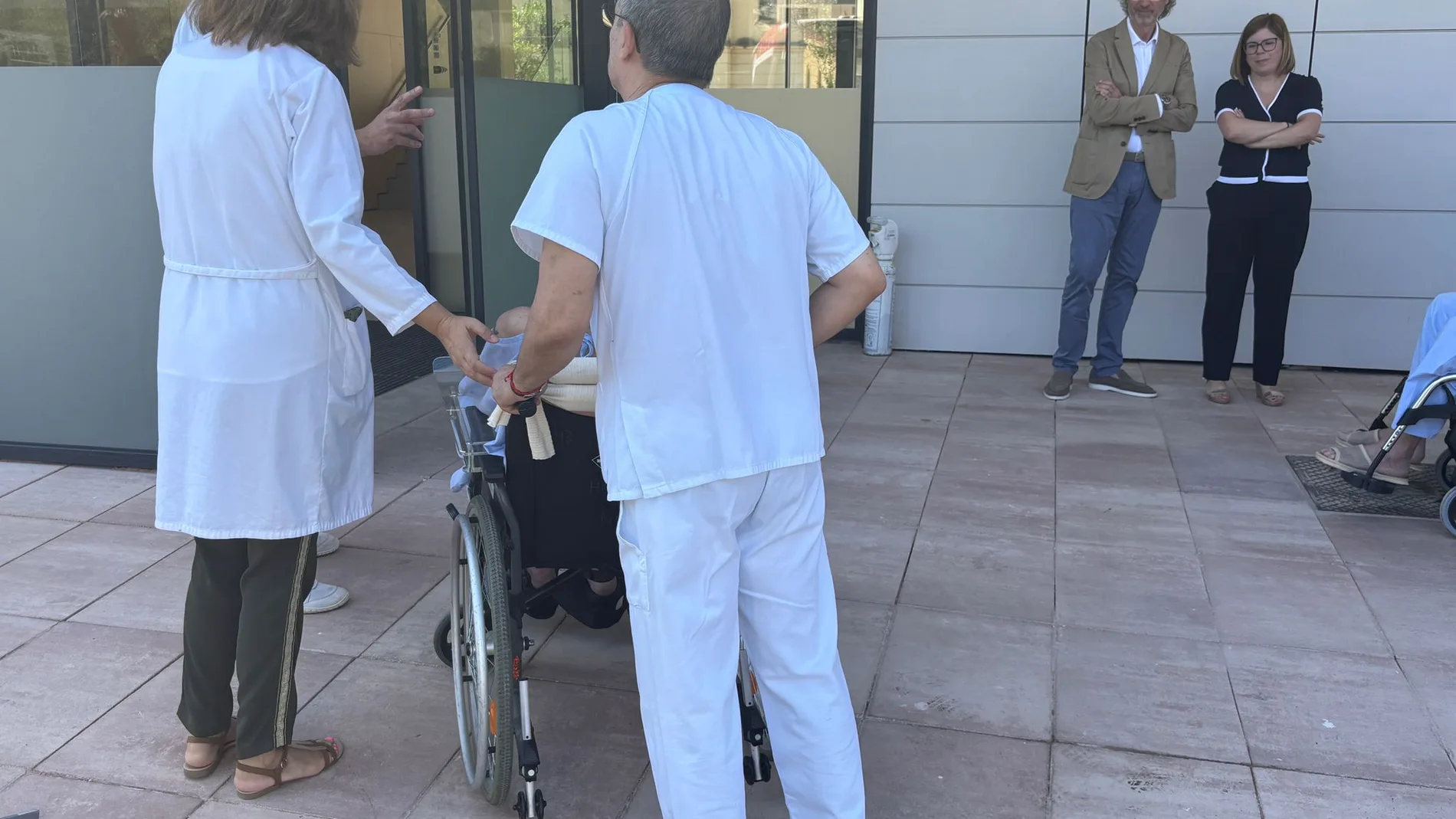 Los pacientes llegan al nuevo Hospital Mislata-Quart