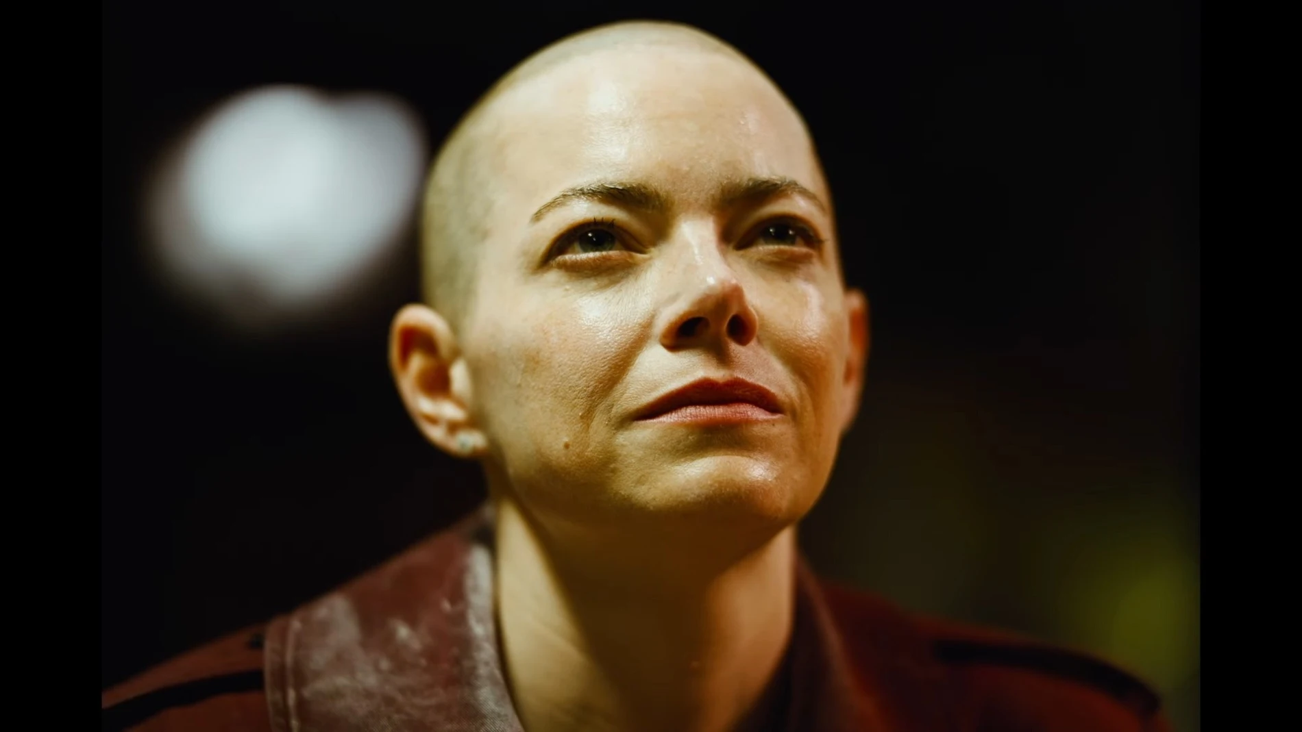 Emma Stone abraza las teorías de la conspiración en el primer tráiler de 'Bugonia', la ciencia ficción de Yorgos Lanthimos