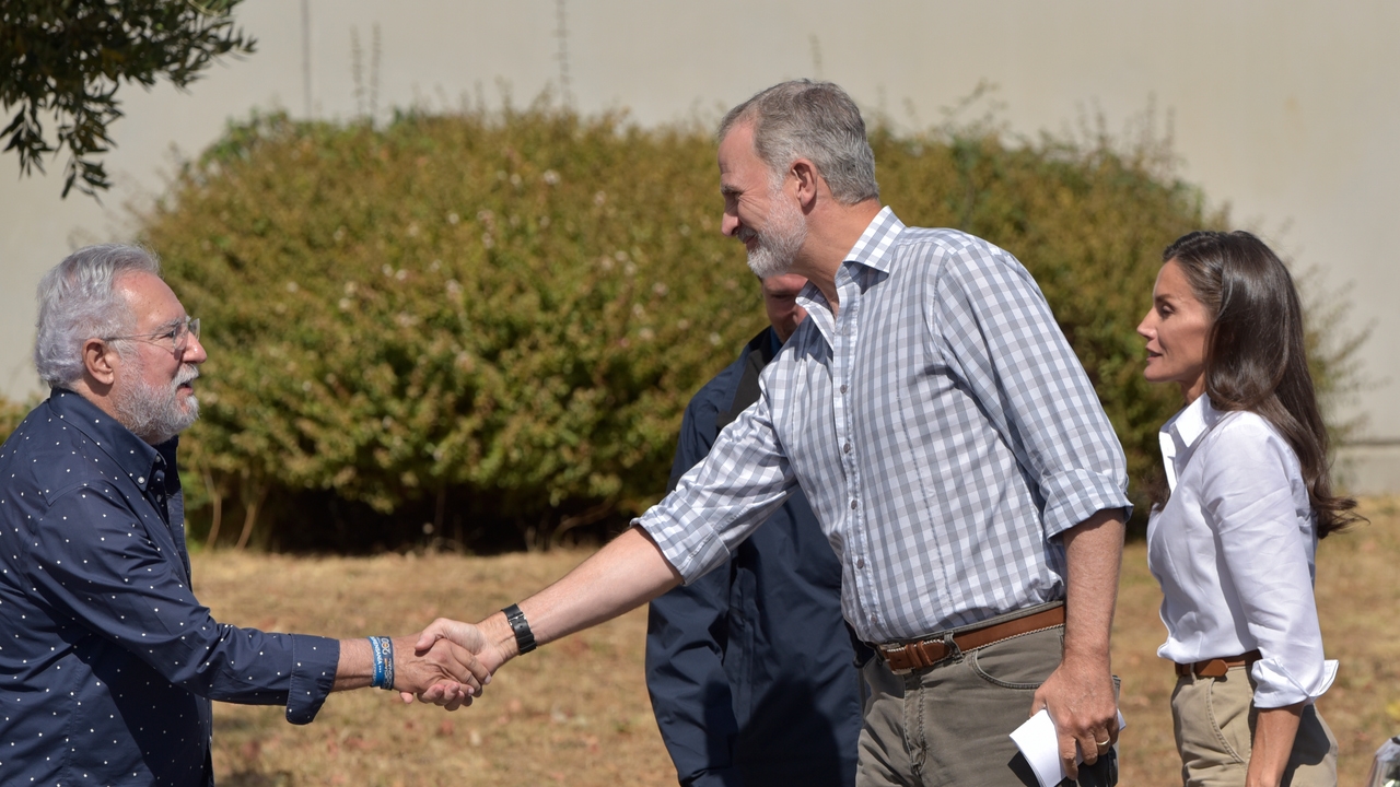 La Reina Letizia recicla estos pantalones cargo para la segunda jornada de su ruta en Galicia