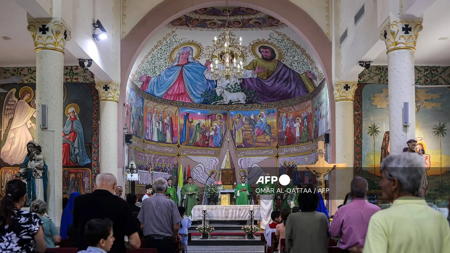 Los fieles asisten a una misa dominical matutina oficiada por el cardenal Pierbattista Pizzaballa, patriarca latino de Jerusalén, en la Iglesia Católica Romana de la Sagrada Familia en la ciudad de Gaza el 20 de julio de 2025