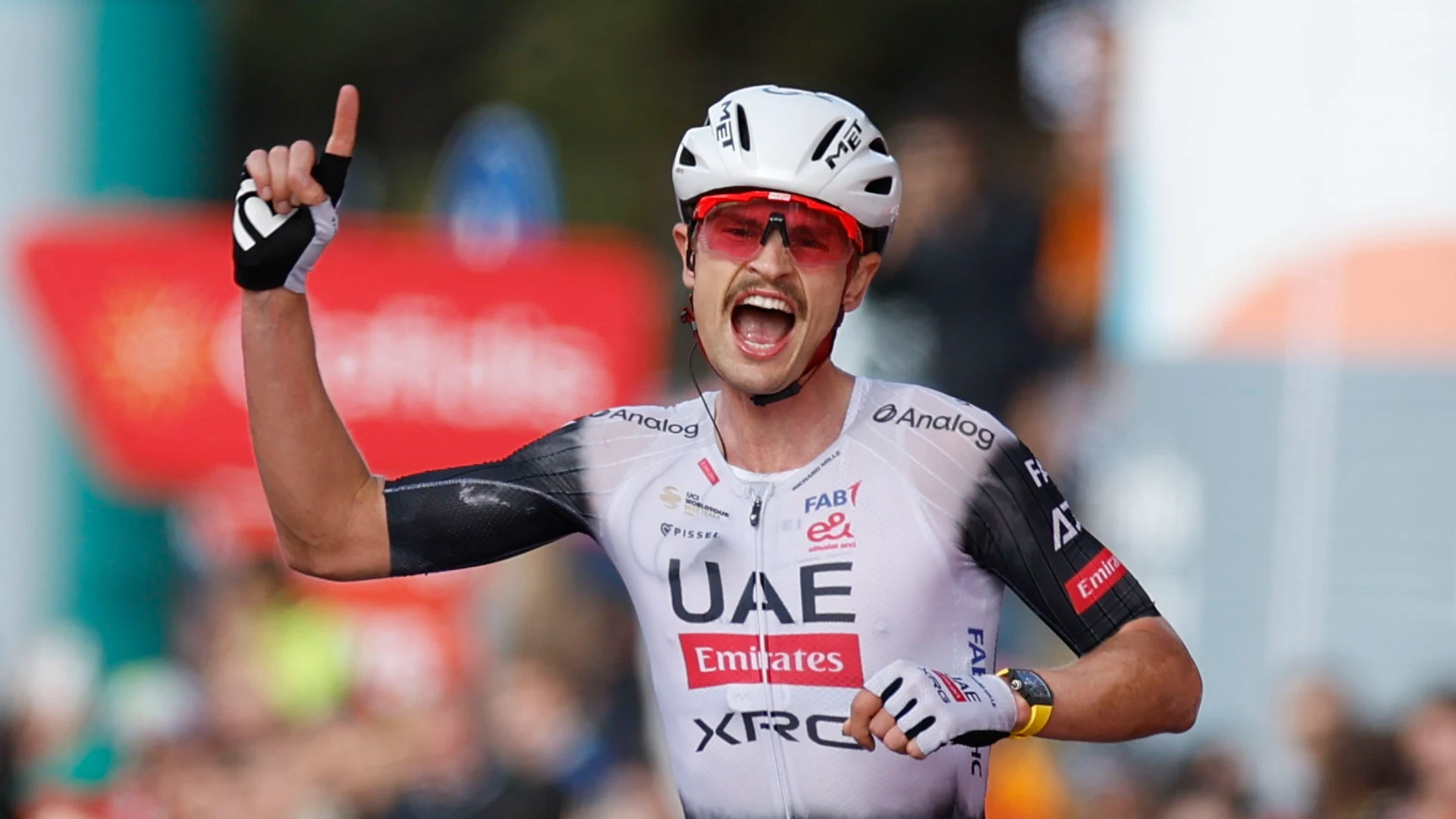 PAL (ANDORRA), 28/08/2025.- El ciclista australiano Jay Vine, del UAE Team Emirates XRG, celebra la victoria en la sexta etapa de La Vuelta a España, este jueves, en la primera etapa de montaña con un recorrido de 171 kilómetros entre Olot (Girona) y Pal (Andorra). EFE/ Javier Lizón
