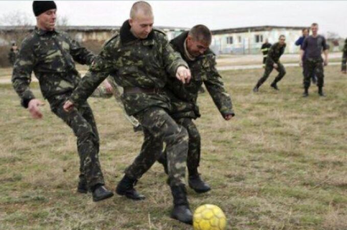 Militares jugando al fútbol