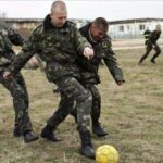 Militares jugando al fútbol