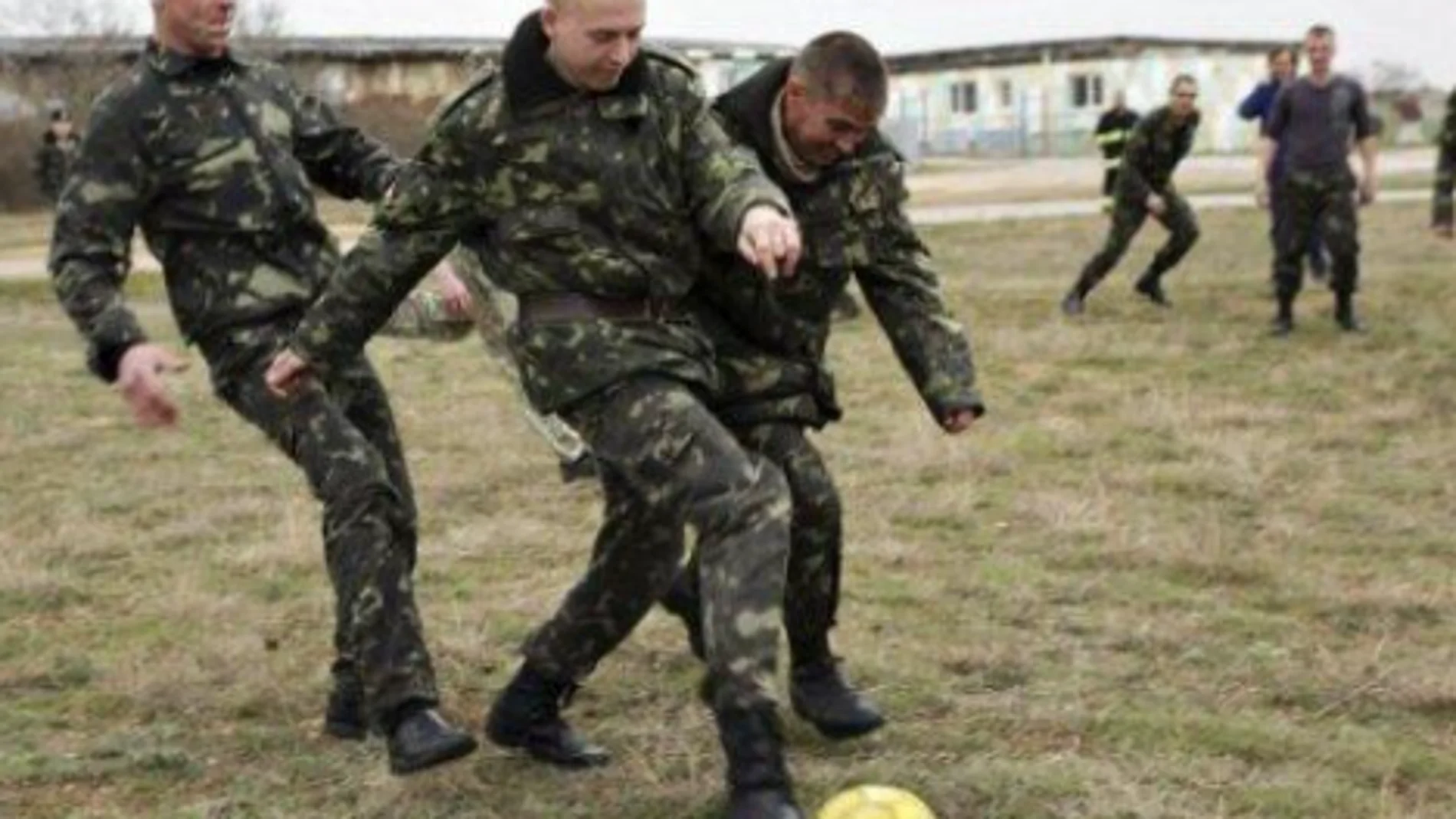 Militares jugando al fútbol