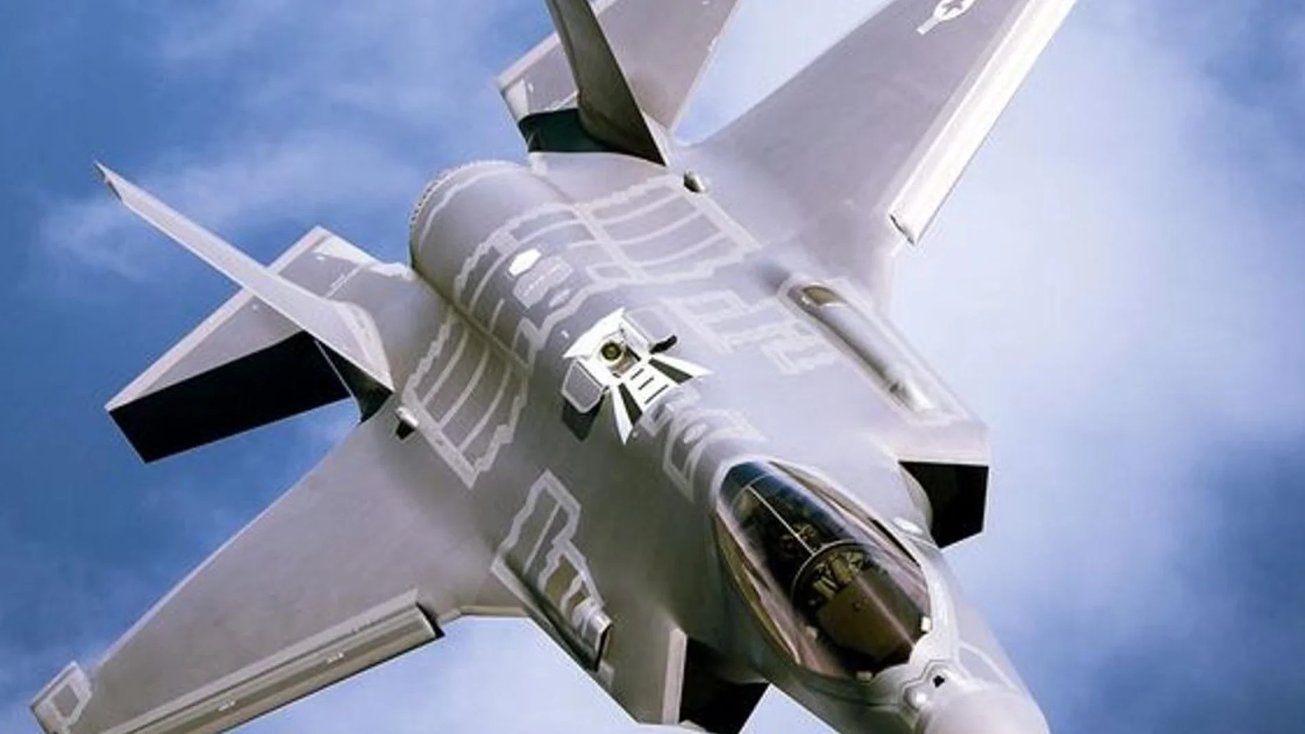 Un avión de combate en vuelo