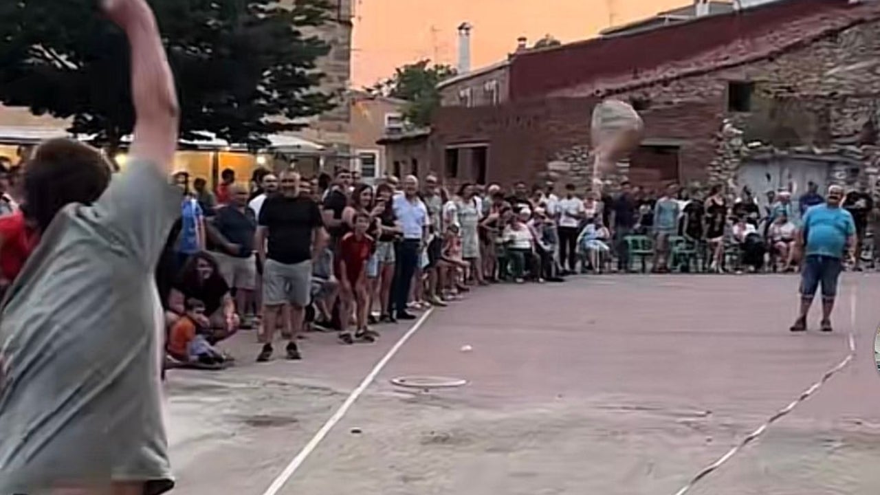 Lanzar un jamón para salvar un pueblo de Cuenca: así es el campeonato más surrealista de España